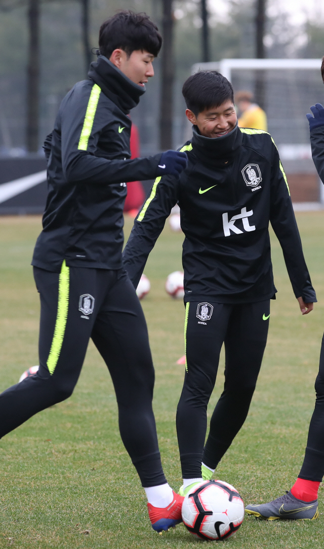 손흥민(왼쪽)과 이강인이 21일 파주 대표팀트레이닝센터(NFC)에서 밝은 표정으로 훈련하고 있다. /연합뉴스