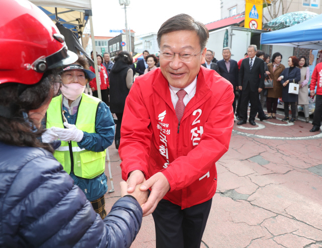 정점식 자유한국당 후보가 21일 경남 고성군 고성시장에서 주민들과 악수하고 있다. /연합뉴스