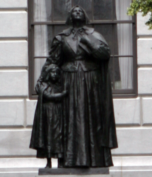 매사추세츠 주의회 앞에 서 있는 앤 허친슨 동상.
