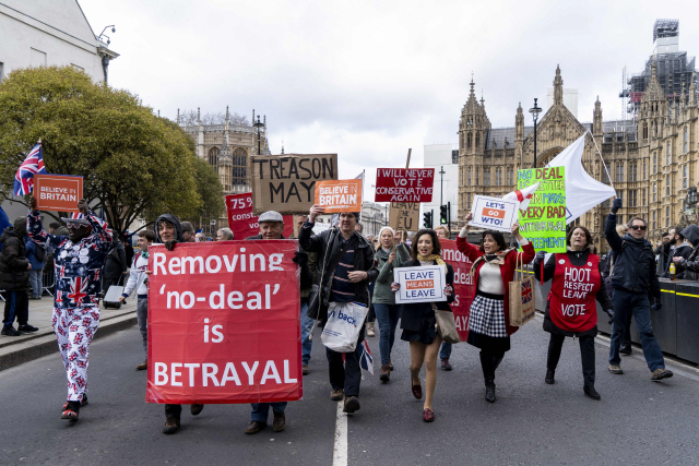 브렉시트에 찬성하는 시위대가 지난 13일 영국 런던 국회 의사당 근처에서 시위를 벌이고 있다./AFP연합뉴스