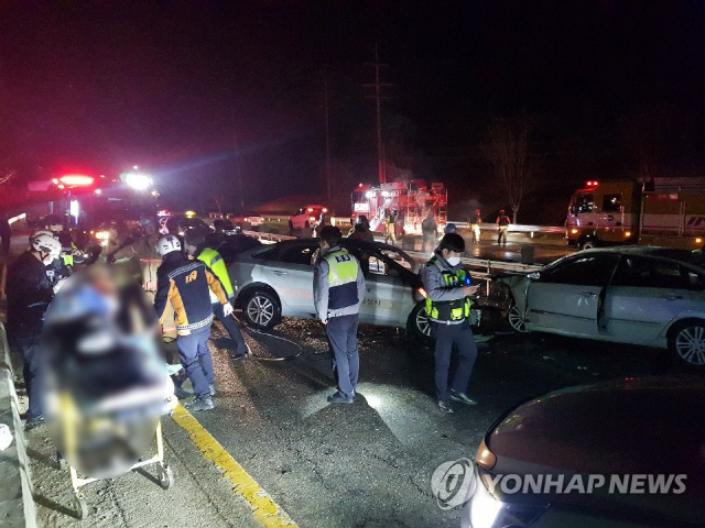 14일 오전 0시 45분께 경기도 평택시 청북읍 후사리 39번 국도 안중에서 오산 방면 편도 2차로 중 1차로에서 이 모(49) 씨가 운전하던 SM7 승용차와 고 모(58) 씨의 쏘나타 택시가 정면으로 충돌했다. 사고 충격으로 택시에서 불이 나 운전자 고 씨와 동승자 등 2명이 탈출하지 못하고 숨졌다./연합뉴스