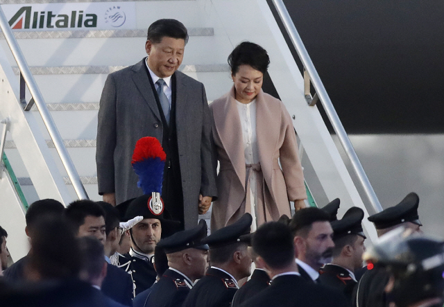 시진핑 중국 국가주석 부부가 21일(현지시간) 이탈리아 로마에 도착해 이탈리아 정부 관계자들로부터 환대받고 있다. /로마=AP연합뉴스