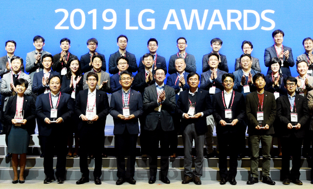구광모(앞줄 가운데) LG그룹 회장이 21일 서울 마곡 LG사이언스파크에서 열린 ‘LG 어워즈’에 참석해 수상자들과 기념촬영을 하며 박수를 치고 있다. /사진제공=(주)LG
