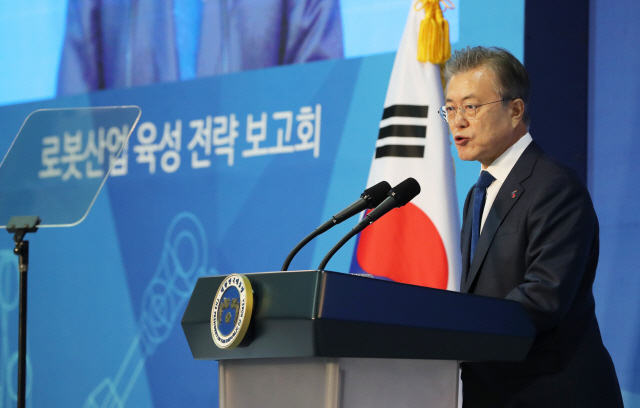 문재인 대통령이 22일 오전 ‘로봇산업육성 전략보고회’가 열린 대구 달성군 현대로보틱스에서 인사말을 하고 있다. /연합뉴스