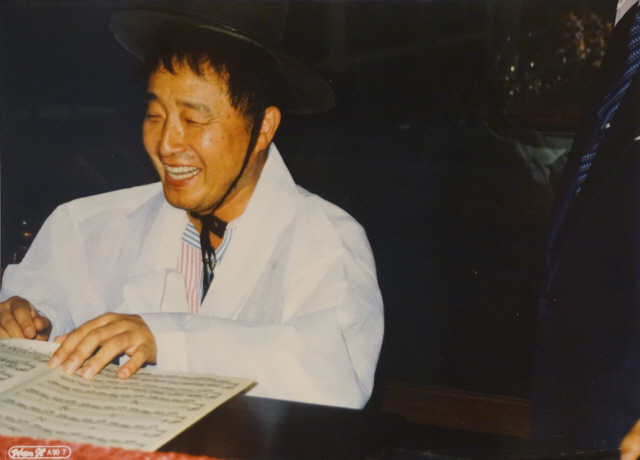 1990년 7월에 동료인 요셉 보이스를 추모하는 진혼굿 퍼포먼스를 준비하며 한복을 입고 피아노 앞에 앉은 백남준. /사진제공=박영덕