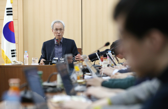 문성현 경제사회노동위원회 위원장이 지난 19일 오전 서울 종로구 경사노위에서 열린 기자간담회에서 발언하고 있다. /연합뉴스