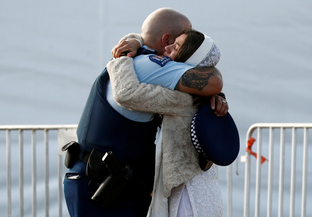 뉴질랜드 총격 테러 일주일…아던 총리, 추모 예배서 “우리는 하나”