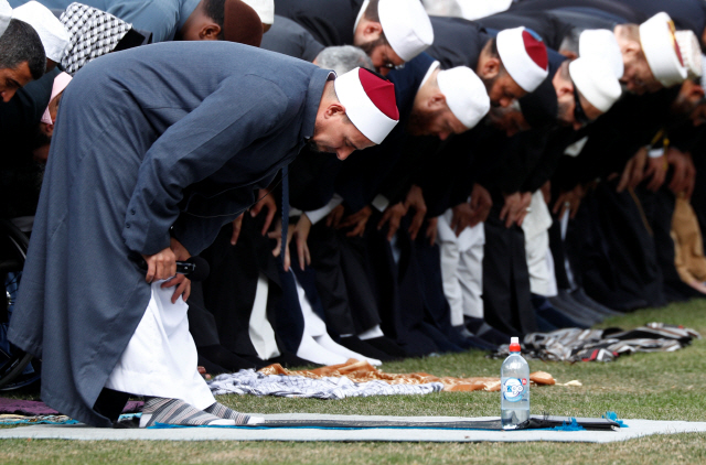 뉴질랜드 총격 테러 일주일…아던 총리, 추모 예배서 “우리는 하나”