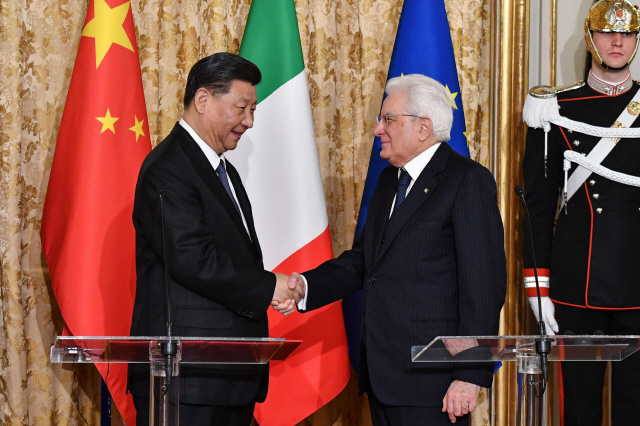 시진핑(왼쪽) 중국 국가주석이 22일(현지시간)이탈리아 로마의 대통령궁 퀴리날레에서 세르지오 마타렐라 이탈리아 대통령을 만나 악수를 나누고 있다, /로마=AFP연합뉴스