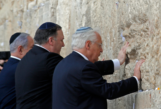 마이크 폼페이오(가운데) 미국 국무장관이 지난 21일(현지시간) 통곡의 벽을 방문해 기도하고 있다. /예루살렘=AFP연합뉴스