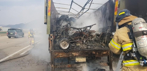 중앙지선고속도로 달리던 트럭, 화재로 절반 불타