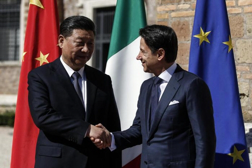 악수하는 시진핑 중국 국가주석과 주세페 콘테 이탈리아 총리/ANSA통신
