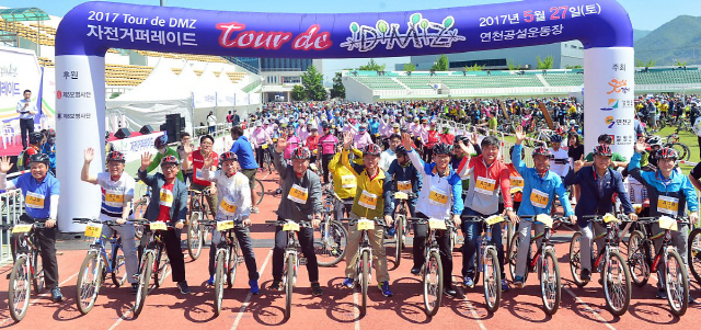 2017 Tour de DMZ 자전거퍼레이드의 출발선에 서 있는 경기 참가자들의 모습이다./사진제공=강원도민일보