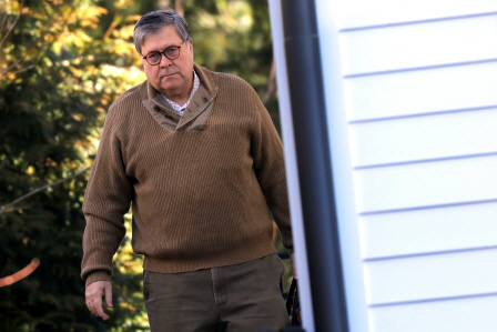 윌리엄 바 미국 법무장관이 23일(현지시간) 버지니아주 맥린에 있는 자신의 집을 나서고 있다./맥린=로이터연합뉴스