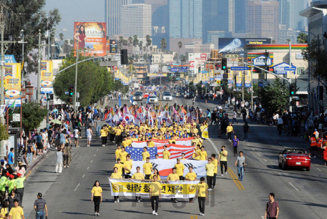 지난해 10월 열린 로스앤젤레스(LA) 한인축제에서 재미동포들이 행진하고 있다.  /사진제공=미주한국일보