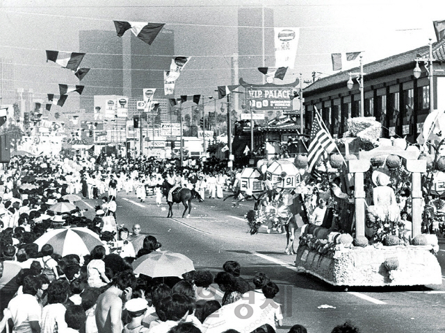 1976년 로스앤젤레스(LA) 한인축제의 올림픽가 코리안 퍼레이드 모습. /사진제공=미주한국일보