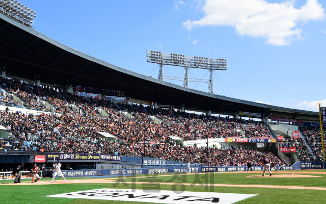 24일 오후 프로야구 2019 KBO 리그 한화 이글스와 두산 베어스의 경기가 열린 서울 송파구 잠실야구장이 관중들로 가득 차 있다./권욱기자