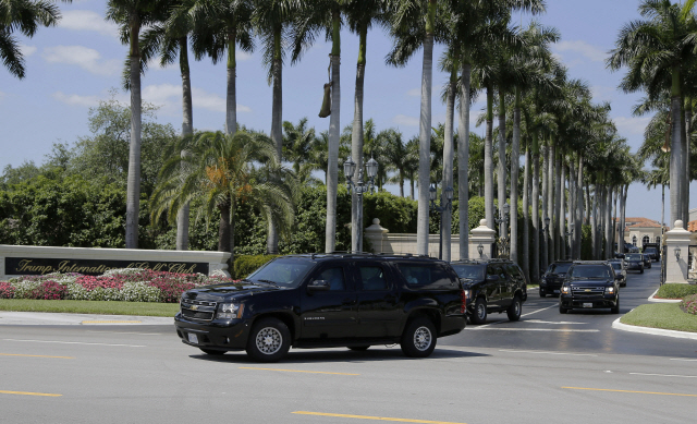 도널드 트럼프 미국 대통령 차량 행렬이 23일(현지시간) 플로리다주에 있는 ‘트럼프 인터내셔널 골프 클럽’에서 나오고 있다./웨스트 팜 비치=AP연합뉴스