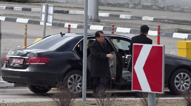 러시아 모스크바를 방문했던 김정은 북한 국무위원장의 최측근 인사 김창선(왼쪽) 북한 국무위원회 부장이 23일(현지시간) 모스크바에서 극동 블라디보스토크로 가기위해 셰레메티예보공항에 도착한 뒤 차에서 내리고 있다. /연합뉴스