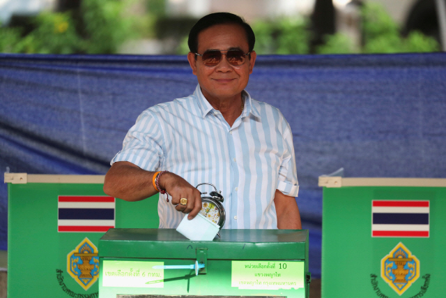 24일(현지시간) 태국 전역에서 총선 투표가 진행된 가운데 쁘라윳 짠오차 현 태국 총리가 방콕에 자리한 한 선거장에서 표를 행사하고 있다. 이번 총선은 지난 2014년 5월 군사 쿠데타로 집권한 쁘라윳 총리의 민정이양을 위한 총선이다. /방콕=로이터연합뉴스