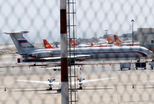 24일(현지시간) 러시아 국기가 새겨진 항공기가 베네수엘라 시몬 볼리바르 공항에 착륙해 있다. /카라카스=로이터연합뉴스