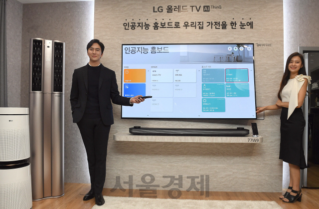 LG전자가 지난 6일 ‘2세대 인공지능(AI)’ 기술을 적용한 2019년형 TV 신제품 ‘LG 올레드TV AI 씽큐’와 ‘LG 슈퍼울트라HD TV AI 씽큐’ 등 AI TV 2종을 강서구 LG사이언스파크에서 선보이고 있다. /이호재기자