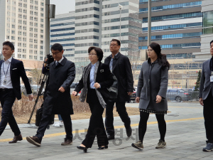 ‘환경부 블랙리스트’ 의혹을 받는 김은경(왼쪽에서 세번째) 전 환경부 장관이 25일 오전 10시15분께 서울동부지법에 구속 전 피의자 심문(영장실질심사)를 받기 위해 출석했다./서종갑기자