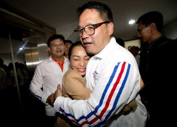 태국 총선이 치러진 24일(현지시간) 군부의 지지를 받는 팔랑쁘라차랏당 총재가 지지자와 포옹하며 승리를 자축하고 있다. /방콕=AP연합뉴스
