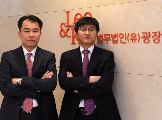 법무법인 광장의 최산운(왼쪽)·장봉학 변호사. /성형주기자