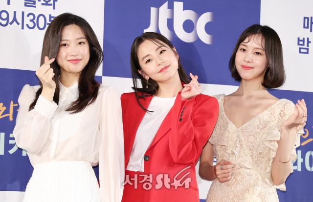 배우 문가영, 안소희, 김예원이 25일 서울 영등포구 여의도 콘래드 서울에서 열린 JTBC 새 월화드라마 ‘으라차차 와이키키2’ 제작발표회에 참석하고 있다.