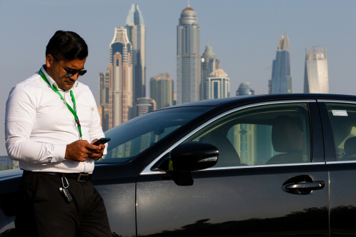중동 최대 차량호출업체 ‘카림’ 드라이버가 스마트폰을 통해 승차호출앱을 들여다보고 있다.    /두바이=블룸버그