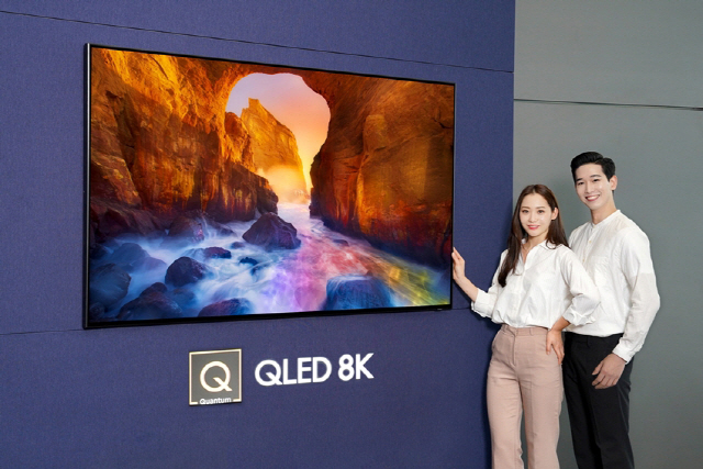 삼성전자 모델들이 삼성 디지털프라자 삼성대치점에서 2019년형 QLED TV를 소개하고 있다. /사진제공=삼성전자