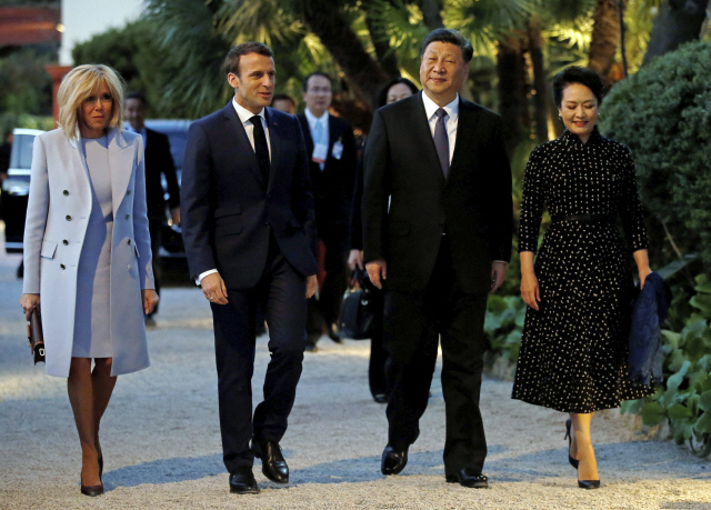 유럽 순방 중인 시진핑(왼쪽 세 번째) 중국 국가주석과 부인 펑리위안(〃네 번째) 여사가 24일(현지시간) 프랑스 남부 니스 인근 보로쉬르메르에서 에마뉘엘 마크롱 대통령 부부와 함께 만찬장으로 이동하고 있다.    /보로쉬르메르=AP연합뉴스