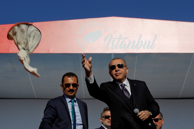 레제프 타이이프 에르도안 터키 대통령이 지난 24일(현지시간) 터키 이스탄불 지방선거 유세현장에서 지지자들에게 선물을 던져주고 있다.     /이스탄불=로이터연합뉴스