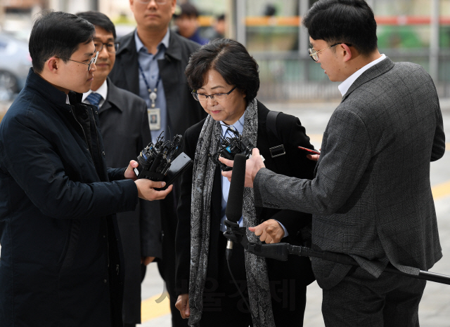 '환경부 블랙리스트 문건 의혹'으로 검찰 수사를 받는 김은경 전 환경부 장관이 25일 서울 송파구 서울동부지방법원에서 영장실질심사를 받기 위해 출석하고 있다./성형주기자 2019.03.25