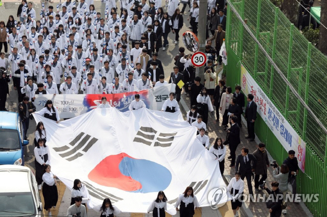 25일 오후 광주 남구 수피아여고에서 ‘독립의 횃불 전국 릴레이’ 광주 행사가 열려 참석자들이 태극기를 앞세우고 행진하고 있다./연합뉴스