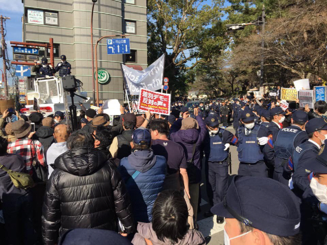 지난 9일 일본 교토 번화가인 기온에서 혐한시위를 벌이는 극우 세력과 이에 반대하는 시위대가 뒤얽혀 있다. /도쿄=연합뉴스