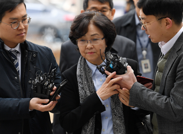 법정 출석하는 전 환경부 장관  김은경 전 환경부 장관이 25일 구속 전 피의자 심문을 받기 위해 서울동부지법으로 들어가던 중 취재진의 마이크를 손으로 밀어내고 있다. /성형주기자