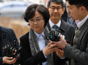 ‘환경부 블랙리스트 문건 의혹’으로 검찰 수사를 받는 김은경 전 환경부 장관이 지난 25일 서울 송파구 서울동부지방법원에서 영장실질심사를 받기 위해 출석하고 있다./성형주기자