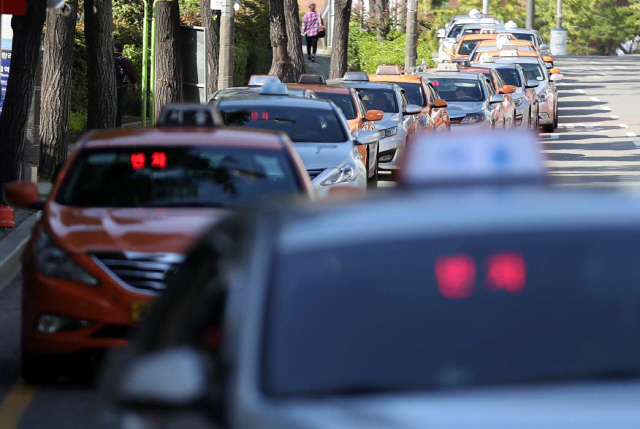 서울시민 10명 중 8명은 택시요금이 올라도 서비스품질은 나아지지 않을 것이라고 생각했다. 서울역 인근에 택시들이 줄지어 서 있다. /연합뉴스