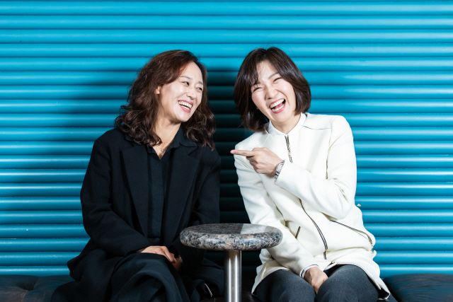 연극 ‘인형의 집 Part 2’에서 노라 역을 맡은 우미화(왼쪽)와 서이숙 /사진제공=LG아트센터