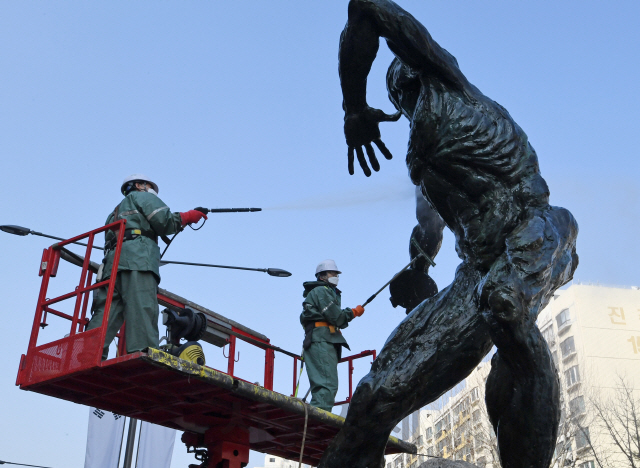 26일 서울 송파구 올림픽공원 앞 도로에서 송파구청 관계자들이 고압 세척기를 이용해 서울올림픽 기념 조형물을 세척하고 있다./성형주기자 2019.03.26