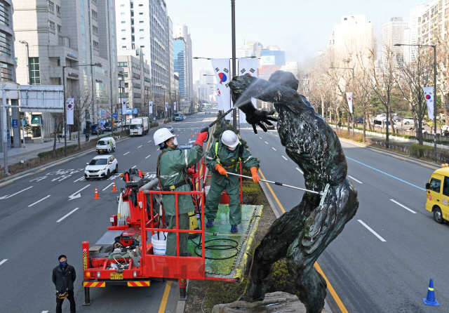 26일 서울 송파구 올림픽공원 앞 도로에서 송파구청 관계자들이 고압 세척기를 이용해 서울올림픽 기념 조형물을 세척하고 있다./성형주기자 2019.03.26