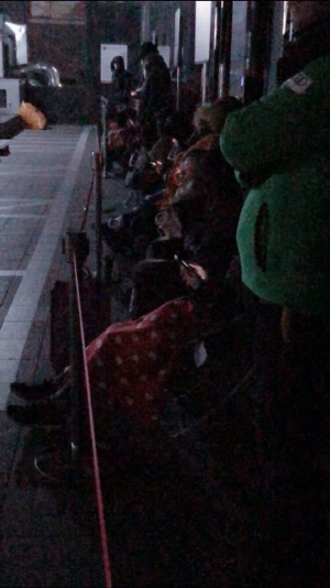 23일 새벽 5시 경 대치동의 한 학원에 줄 서 있는 학부모들