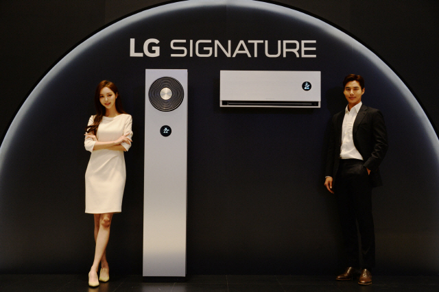 LG전자가 26일 서울 마곡 LG사이언스파크에서 개최한 ‘LG 시그니처 에어컨’ 신제품 발표회에서 모델들이 제품을 소개하고 있다. /사진제공=LG전자