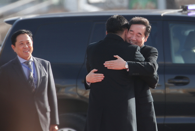 이낙연 국무총리가 26일 몽골 울란바토르 정부청사에서 열린 공식 환영식에서 오흐나 후렐수흐 몽골 총리와 포옹하고 있다./울란바토르=연합뉴스