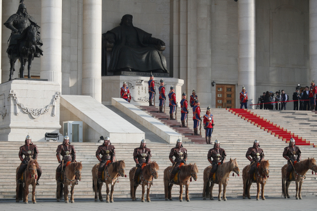 이낙연 총리가 몽골을 공식 방문 중인 26일 몽골 울란바토르 정부청사에서 열린 공식 환영식에서 기마병들이 도열해 있다./울란바토르=연합뉴스