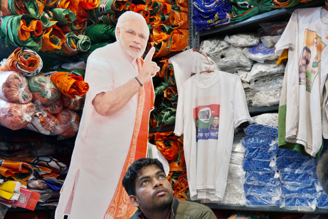 오는 4월 11일부터 5월 23일까지 6주 동안 치러지는 인도 총선을 앞두고 상점 매대에는 후보자와 관련된 각종 물품들이 쌓여있다. /블룸버그