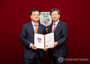 나기선(왼쪽) 고덕종합건설 회장과 정진택 고려대 총장이 기부식 후 기념촬영을 하고 있다. /사진제공=고려대