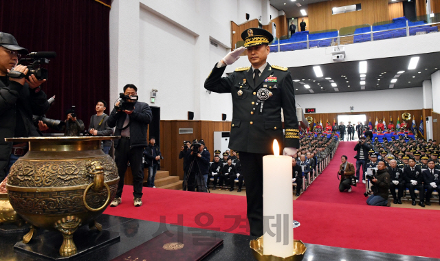 DMZ 화살머리고지 발굴된 고 박재권 이등중사 유해 안장식에서 김용우 육군참모총장이 헌화와 분향을 마치고 고인에게 경례하고 있다./육군 제공